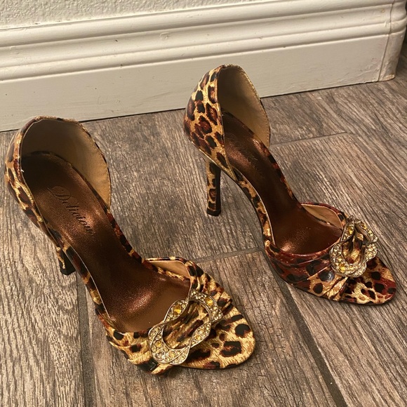 ❤️‍🔥Leopard print heels with gold jeweled accents - Picture 2 of 11